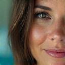 Retrato sonriente de María García, gerente hotelera